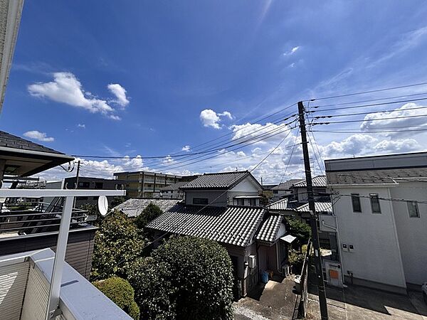 前面の住まいとの距離感があるから、圧迫感を感じません。