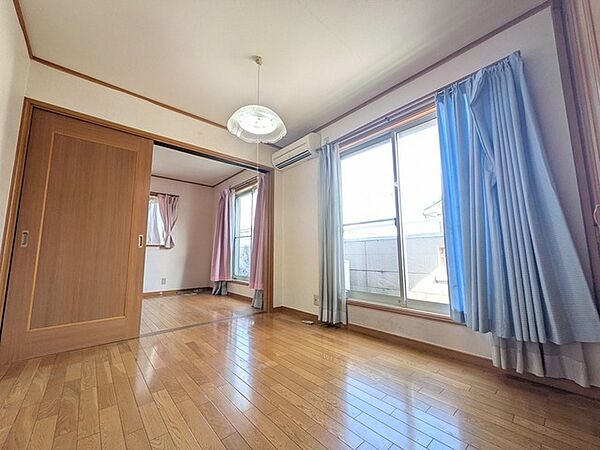 木の温もりに包まれた室内は、隣り合う空間との連続性が広がりを生み出し、穏やかな日常を予感させます。