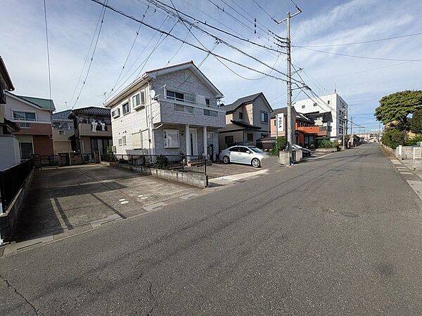 閑静な住宅街に佇む、空の広がりと落ち着いた街並みを感じられる住まいです。