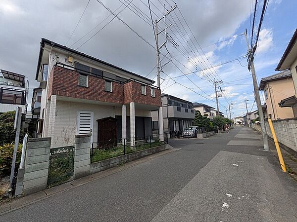 穏やかな時間が流れる住宅街に溶け込み、日々の暮らしに静かな安らぎをもたらす佇まいです。