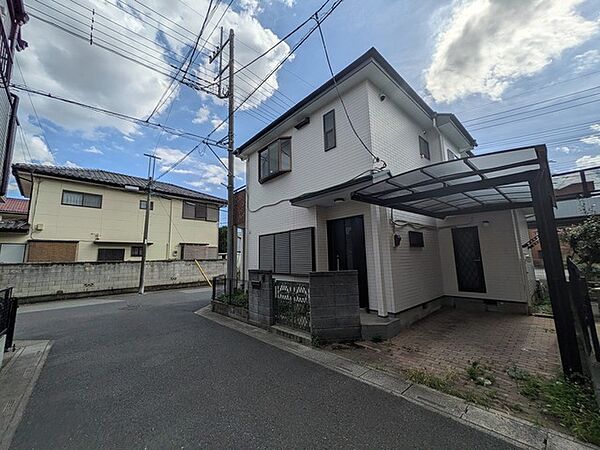 落ち着いた住宅街に佇む、日々の暮らしに寄り添う親しみやすい外観の住まい。