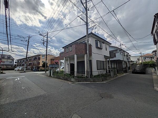 開放的な角地に佇む、周囲の街並みと調和した落ち着きのある外観です。