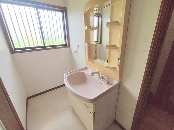 生活用品のレイアウトが見やすい一面鏡タイプの洗面化粧台。