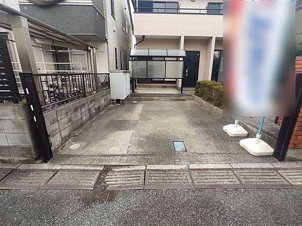 マイカースペースを1台分確保。現地で車幅と共にご確認ください。