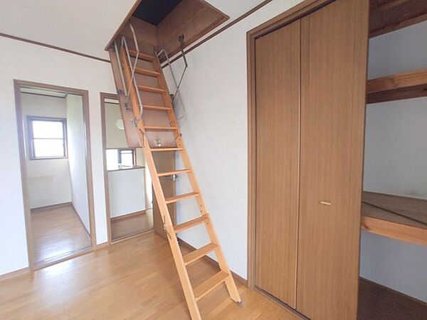 小屋裏収納へと続く梯子が、日常に遊び心と機能性をプラスしてくれます。空間の有効活用が叶います。