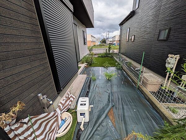 周囲の建物から独立した落ち着きがあり、プライベートな時間を穏やかに過ごせる屋外の空間です。