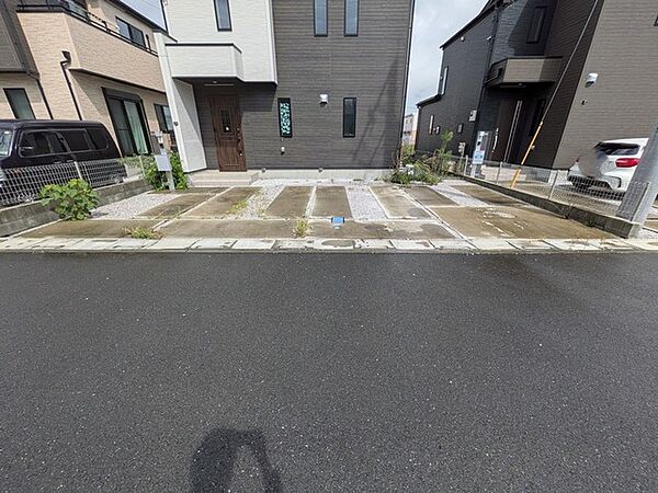 日々の暮らしを整える、落ち着いた住宅街に馴染む住まいのアプローチ空間です。