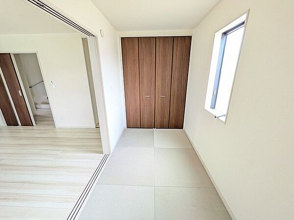 落ち着いた色合いの建具がアクセントとなり、心安らぐ穏やかな空間を演出しています。