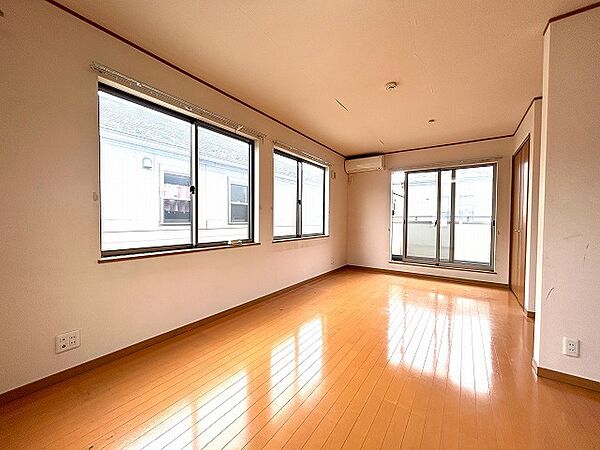 将来的には間仕切りして2部屋に変更可能な洋間。成長に合わせた間取り変更が可能なタイプ。