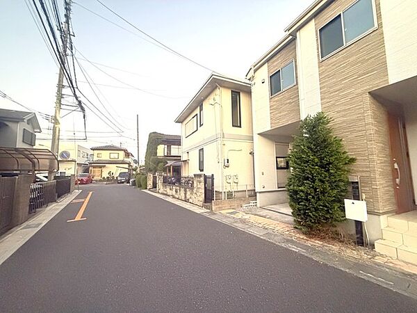 車通りの少ない住宅街に立地してます。