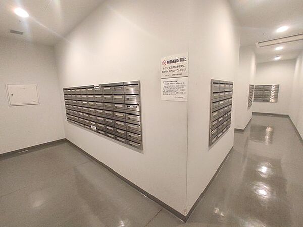 洗練された色調でまとめられた共有部。清潔感のある空間が、住まう方を穏やかな気持ちで迎えます。