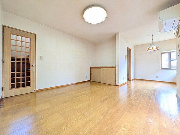 柔らかな木目の質感が心地よい、日々の暮らしに穏やかな安らぎをもたらす空間です。