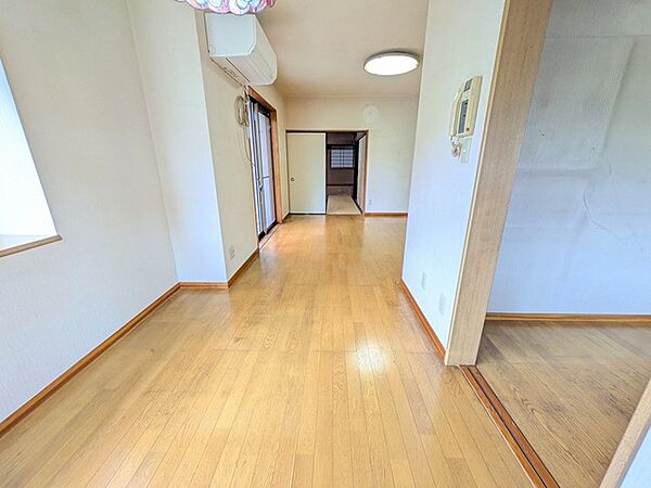 住まう人の暮らしに合わせて柔軟に変化する、穏やかで飾らない空気感が漂う空間です。