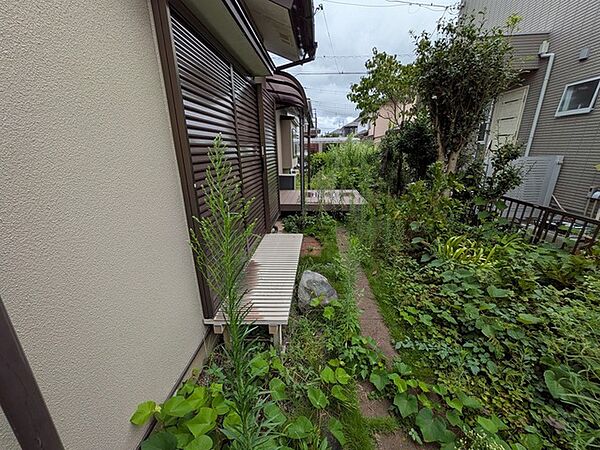 緑豊かな植栽が建物の外観と調和し、住まいの周囲に落ち着いた静かな空気感をもたらしています。