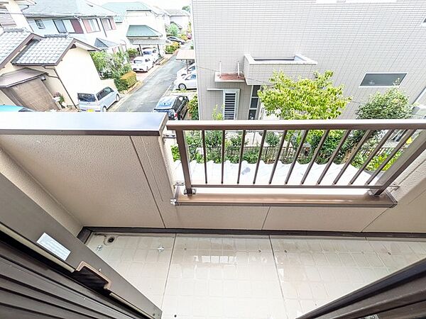 落ち着いた住宅街の風景が広がり、穏やかな時間が流れる開放的な屋外スペースです。