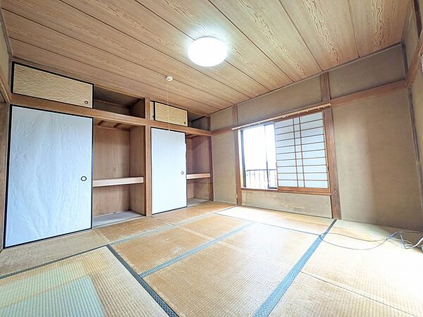 自然素材の風合いが心地よく、穏やかな時間が流れる落ち着いた空間が広がっています。