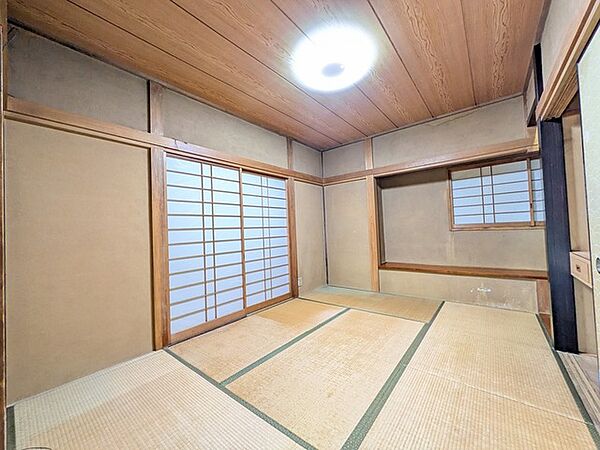 木の温もりと伝統的な意匠が調和した、心穏やかに過ごせる落ち着いた空間です。