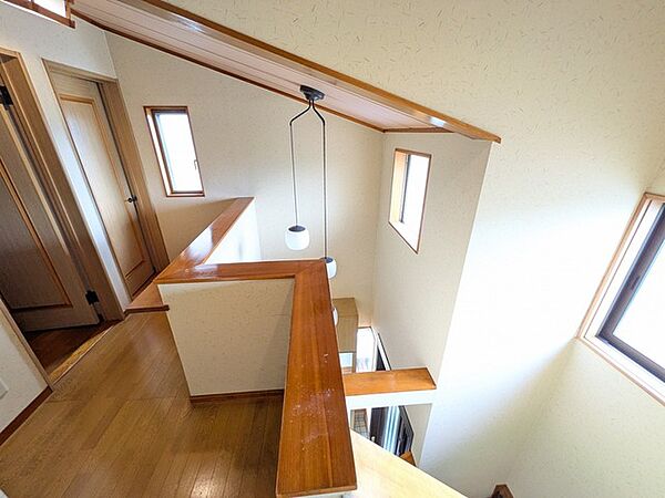 勾配天井が描き出す立体的な空間が、住まい全体に心地よい奥行きと穏やかな調和をもたらしています。
