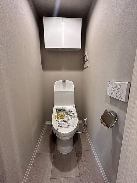 気持ちいいウォシュレット機能。お掃除らくらく。便座脇の操作盤をなくした、リモコンタイプのお手洗い。