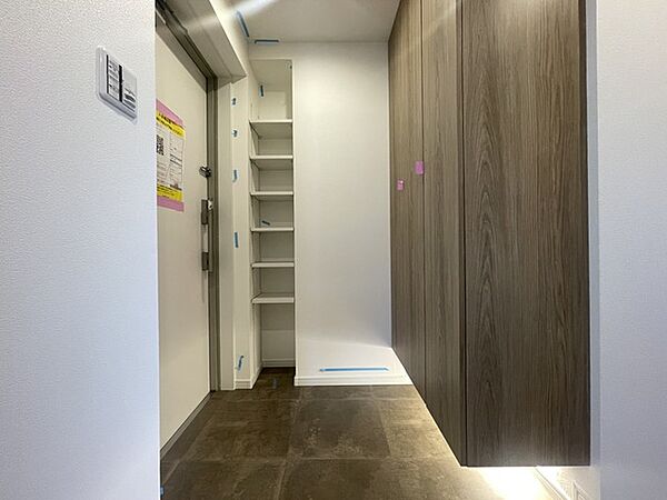 木目の温かみと落ち着いた色調が調和する、すっきりと整えられた空間が帰宅した家族を穏やかに迎えてくれます