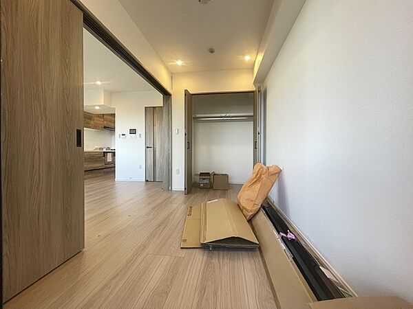 木目の温かみが調和する室内は、フラットな床面がつづき、日常にゆとりと心地よい広がりをもたらしてくれる空間です