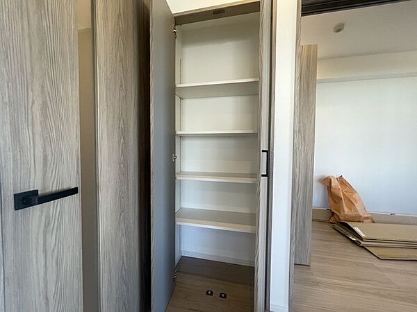 木目の柔らかな風合いが、暮らしの空間に心地よい調和をもたらします。住まい全体に統一感を持たせ、日々の何気ない動作にもゆとりを感じさせてくれる、落ち着きのある佇まいです