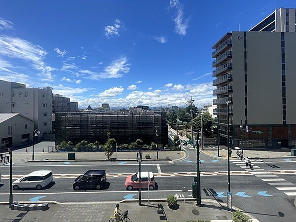 空の広がりを感じる開放的な眺望が、日常に心地よいリズムをもたらし、街の営みを穏やかに見守る安らぎの景色が広がっています