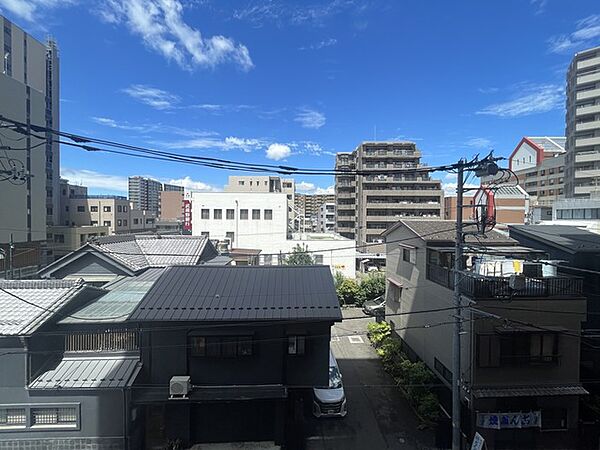 空の青さが広がり、街の鼓動を感じられる眺望です。見慣れた街並みが目の前に広がり、日々の暮らしに心地よい開放感と、この土地ならではの親しみ深い落ち着きを与えてくれます