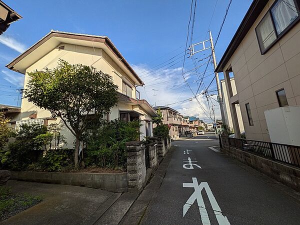 青空が広がる閑静な住宅街の中で、ゆったりとした時間が流れる穏やかな住環境が整っています。