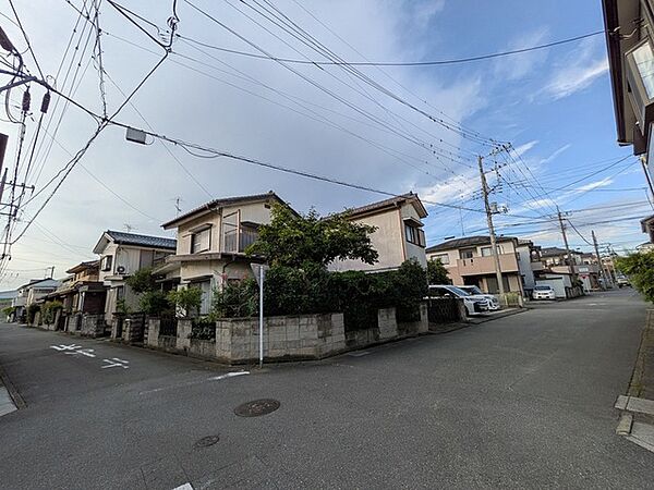 穏やかな空気が流れる閑静な住宅街で、日々の暮らしに安らぎを感じられる落ち着いた街並みです。