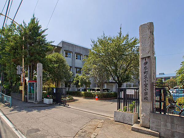 伊奈町立小室小学校（300m）