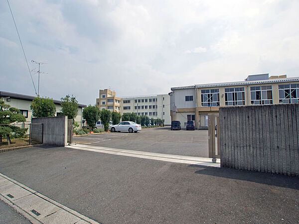 伊奈町立伊奈中学校（830m）