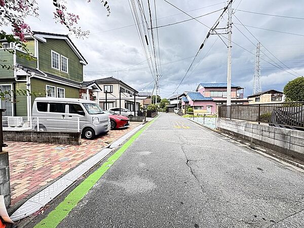 前面道路は歩道も整備され、小さなお子様にも安心です。