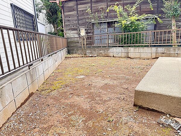 ベッドタウンにスタンダードなサイズのお庭付き。