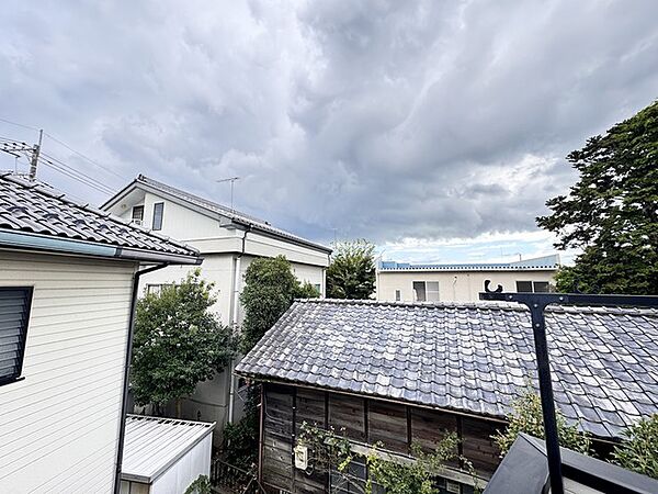 前面の住まいとの距離感があるから、圧迫感を感じません。