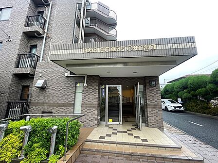 最寄り駅まで徒歩8分の近さ。 忙しい朝が助かる立地、 暮らしにゆとりが生まれます。 