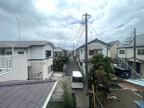 窓の外には、空が大きく広がる穏やかな住宅街の風景が続いています。心落ち着く静かな環境で、日々の暮らしに心地よいゆとりを感じられる眺望です