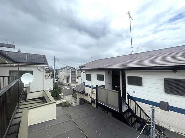 周囲の建物と調和した、落ち着いた雰囲気の住宅街。空の広がりを感じながら、穏やかな日常を過ごせる心地よい住環境です