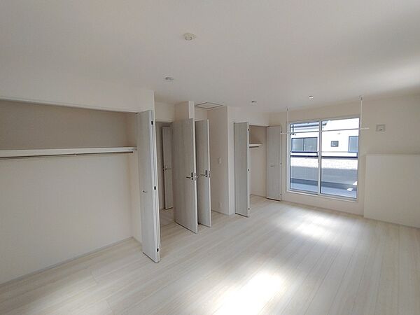 将来的には間仕切りして2部屋に変更可能な洋間。成長に合わせた間取り変更が可能なタイプ。