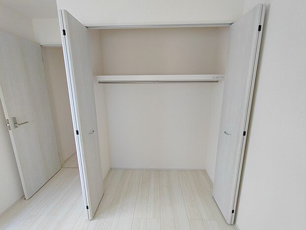 全居室収納スペース付きの物件です。 