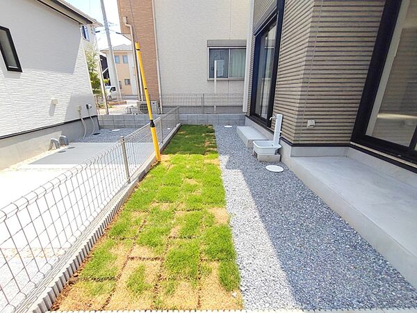 小さなお庭はメンテナンスが楽でちょうど良いかも知れませんね。