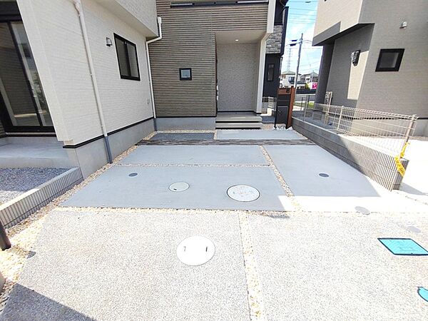 並列2台駐車可能な、ゆとりのカースペースがここに。