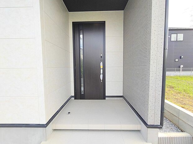 この扉を開けると、新築の木の匂いが待ってます。