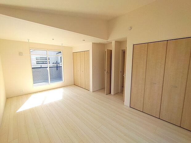 将来的には間仕切りして2部屋に変更可能な洋間。成長に合わせた間取り変更が可能なタイプ。