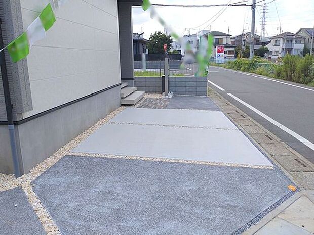 駐車場は2台まで駐車可能。マイカーの車幅もお確かめください。
