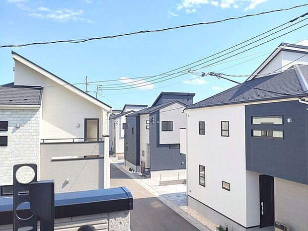あたりには住宅を中心とした建物が広がります。