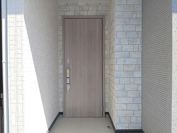 この扉を開けると、新築の木の匂いが待ってます。