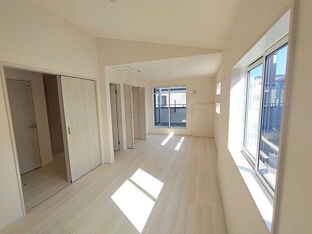 将来的には間仕切りして2部屋に変更可能な洋間。成長に合わせた間取り変更が可能なタイプ。