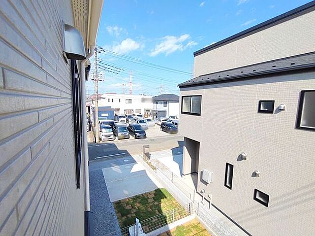 あたりには住宅を中心とした建物が広がります。