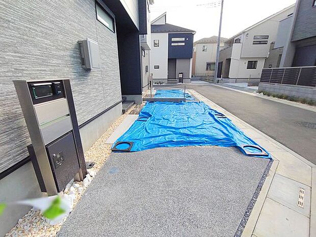駐車場は2台まで駐車可能。マイカーの車幅もお確かめください。